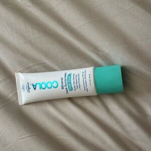 COOLA Mineral Face Sunscreen with Teal Cap